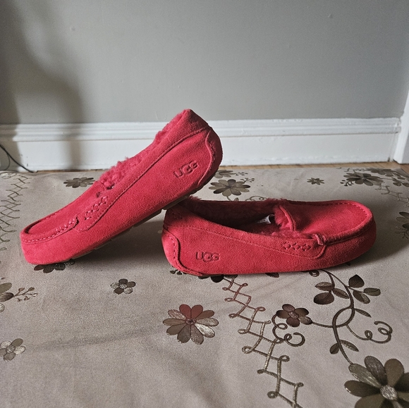 NWOB WOMENS UGG Loafers - Picture 4 of 4
